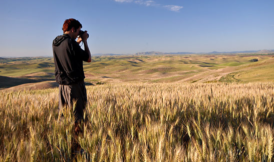 photographer in the rolling hills of Palouse