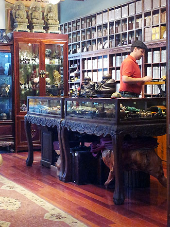 display at the Ming Tao Xuan tea shop