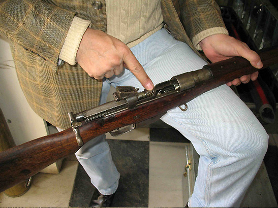 Jouvenal explaining the features a Canadian Ross rifle