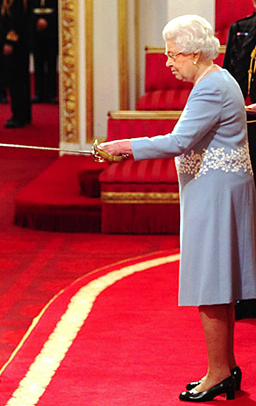 Queen Elizabeth knighting