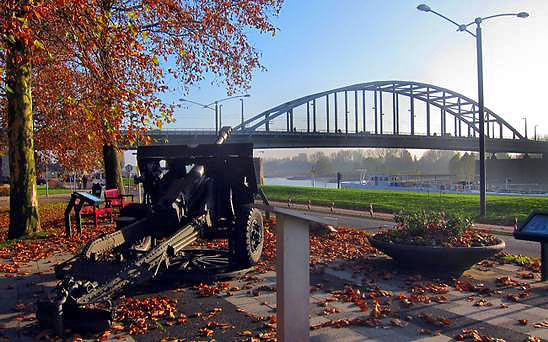 25-pounder gun-howitzer at the monument commemorating the Battle of Arnhem with the John Frost Bridge in the background