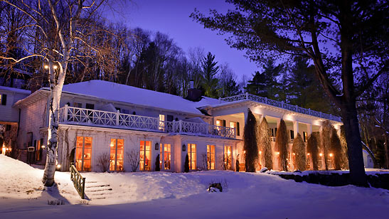 Manoir Hovey on a winter evening