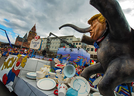 Trump as an elephant smashing crockery in a Mainz float