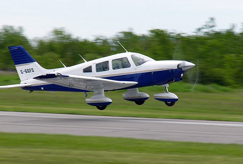 PA-28-140 Cherokee taking off