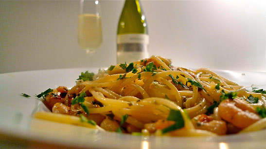 Spaghetti con Gamberetti in Aglio, Olio e Peperocino with Collio DOC Mongris Pinot Grigio