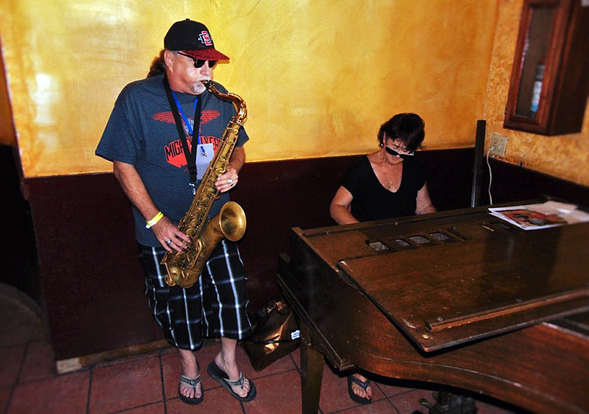 Jonny Viau and Sue Palmer performing in Rosarito, Mexico