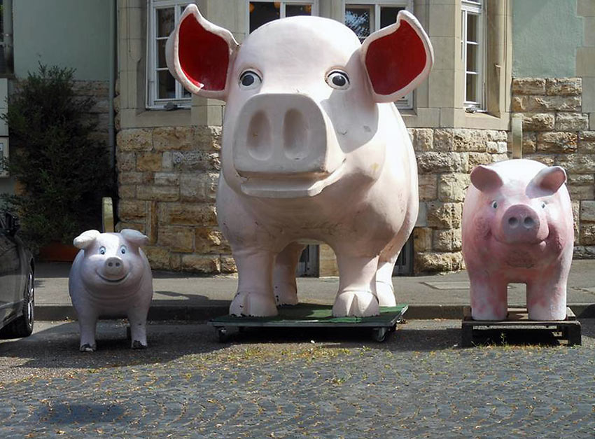 pig figures in front of the Pig Museum