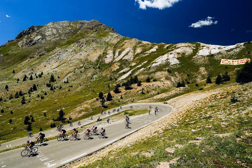 L'Etape du Tour cyclists at the Alps