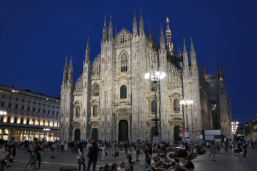 the Duomo de Milano, at night