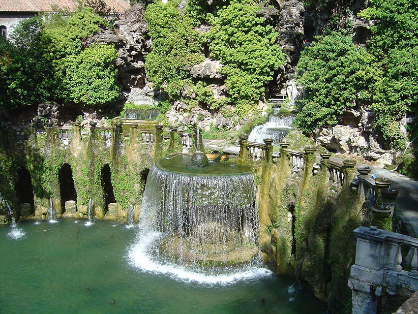 the winning shot of Villa D ’Este’s Oval Fountain (Italy) in the Landscape Category