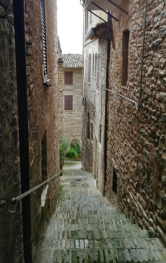 narrow alleyway in Venice