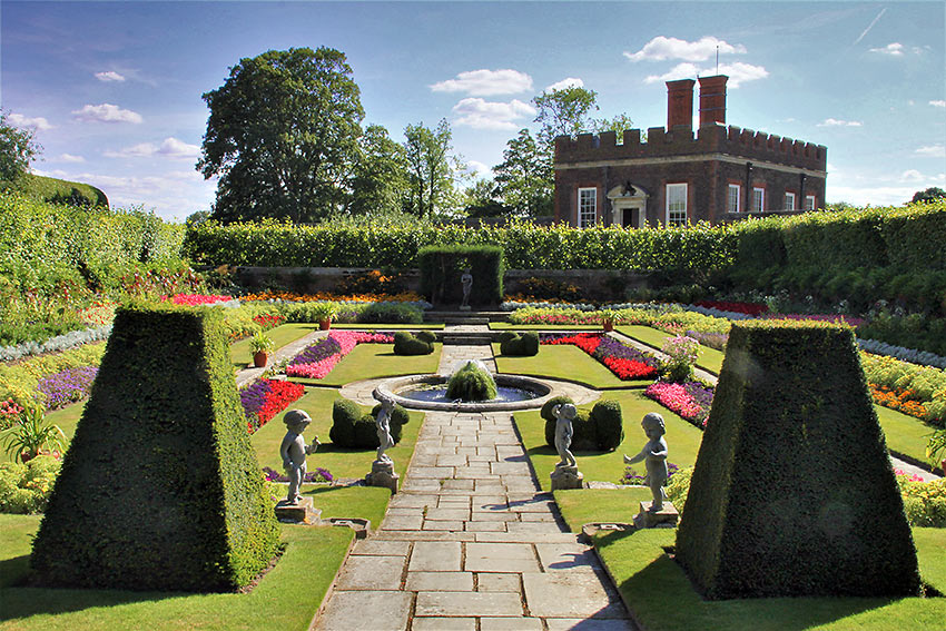 garden at the Hampton Court Palace