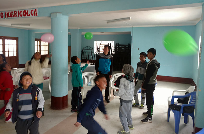 Huaricolca ,kids learning English numbers using balloons and competition