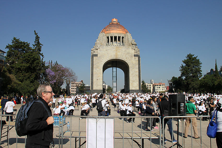 Sunday Tai Chi class at the Monumento a la Revolución