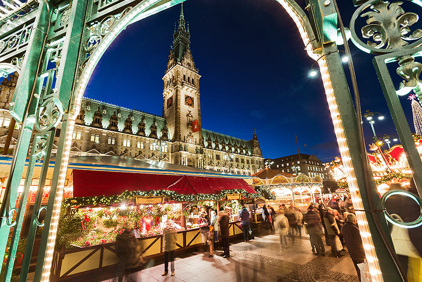 Christmas market in the plaza of the town hall, the Rathaus, Hamburg