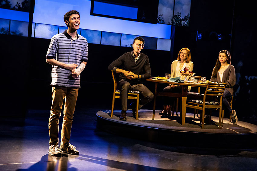 Ben Levi Ross as Evan Hansen, Aaron Lazar as Larry Murphy, Christiane Noll as Cynthia Murphy, and Maggie McKenna as their daughter Zoe