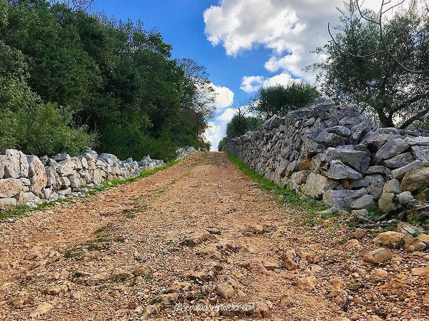 hiking trail at Valle d’Itra, Puglia