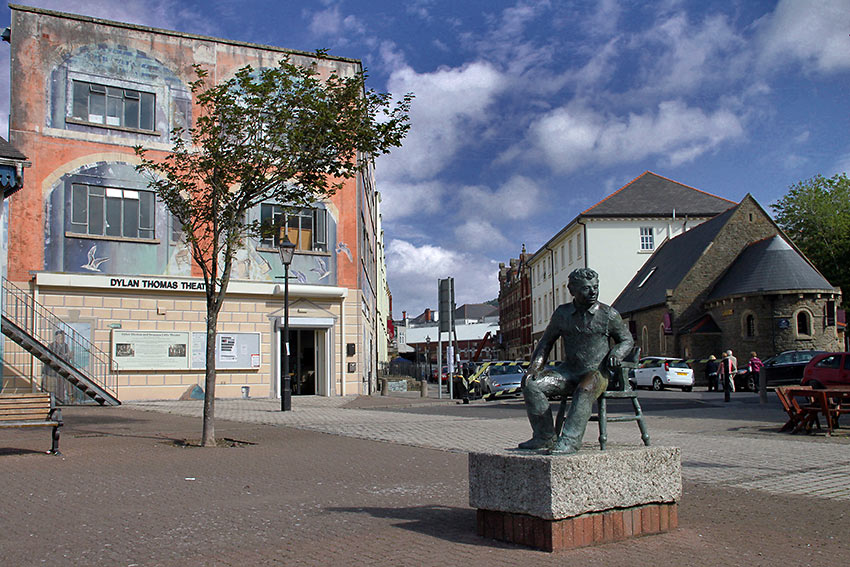 Dylan Thomas statue at plaza next to the Dylan Thomas Centre