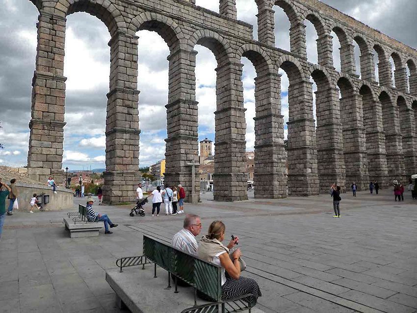the aqueduct in Azoguejo square