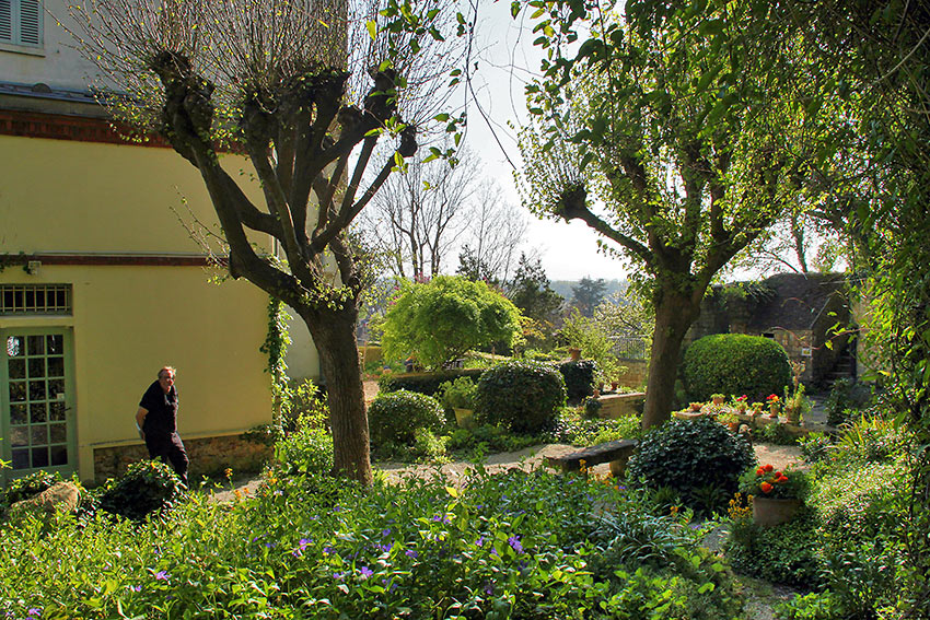 the Gachet Gardens with the museum on the left