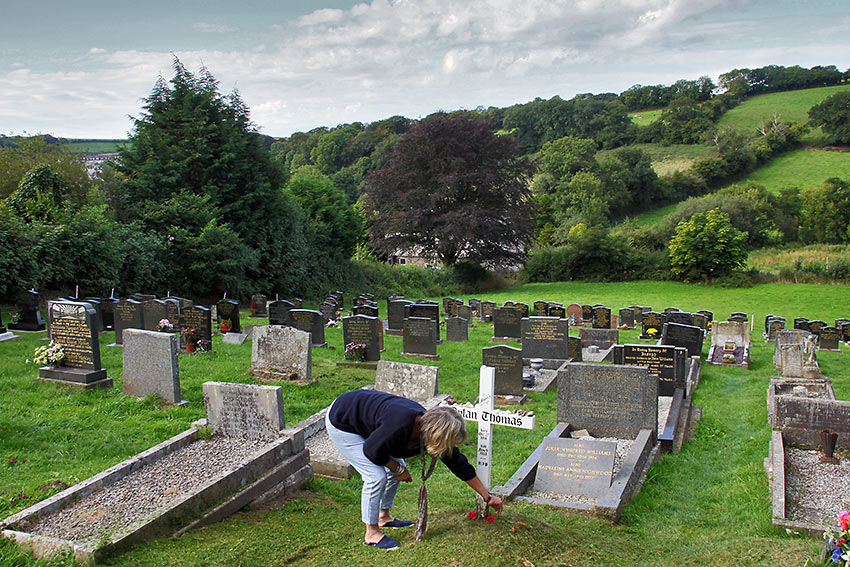 Dylan Thomas' grave at the cemetery in Laugharne