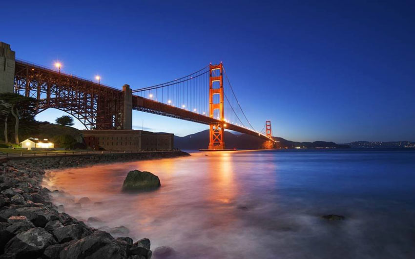 Golden Gate Bridge at night