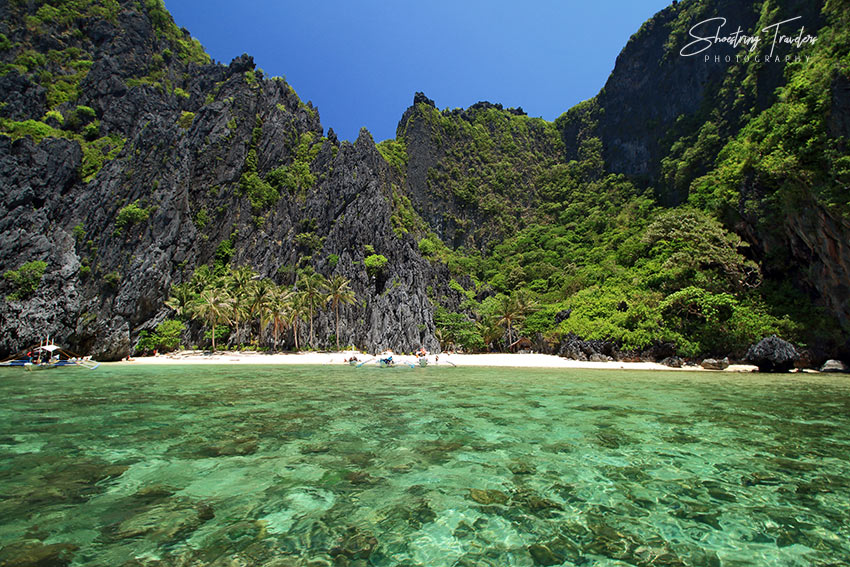 beach and karst cliffs at Miniloc Island