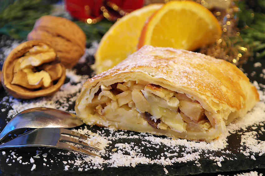 Apfelstrudel (apple strudel)