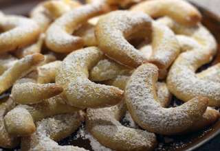 Vanillekipferl: crescent-shaped sugar cookies