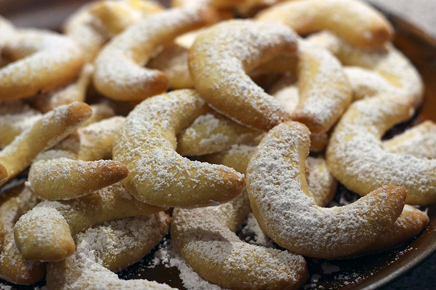 Vanillekipferl: crescent-shaped sugar cookies