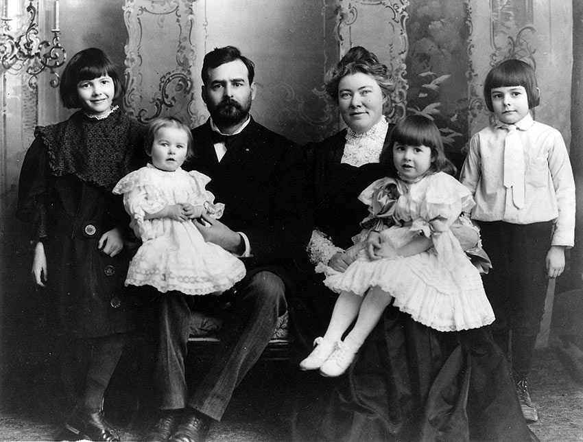 Ernest Hemingway with his family, 1905